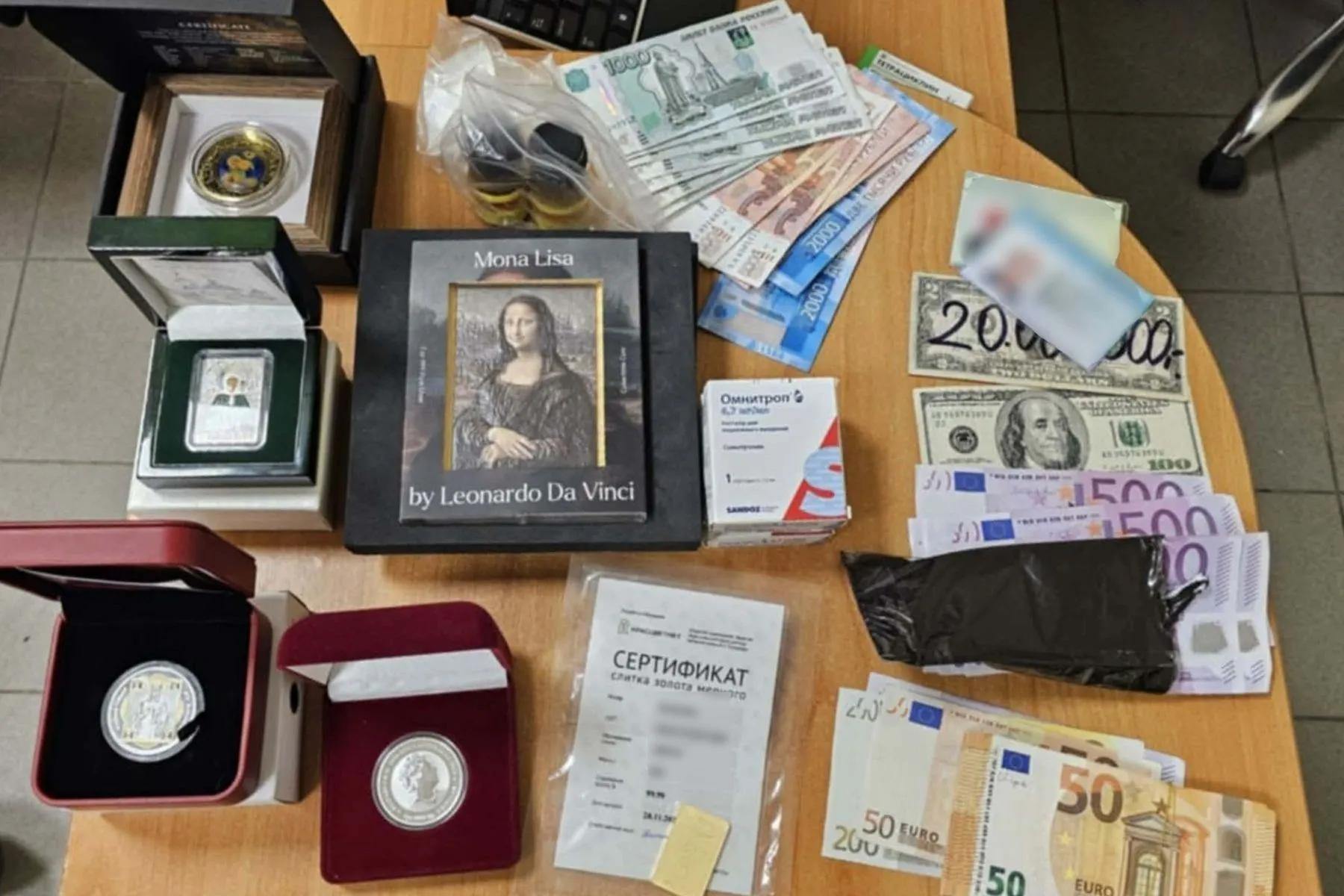 Prieš šventes lietuvis iš Rusijos batuose gabeno ikrus, kuprinėje slėpė aukso luitą / Muitinės nuotr.