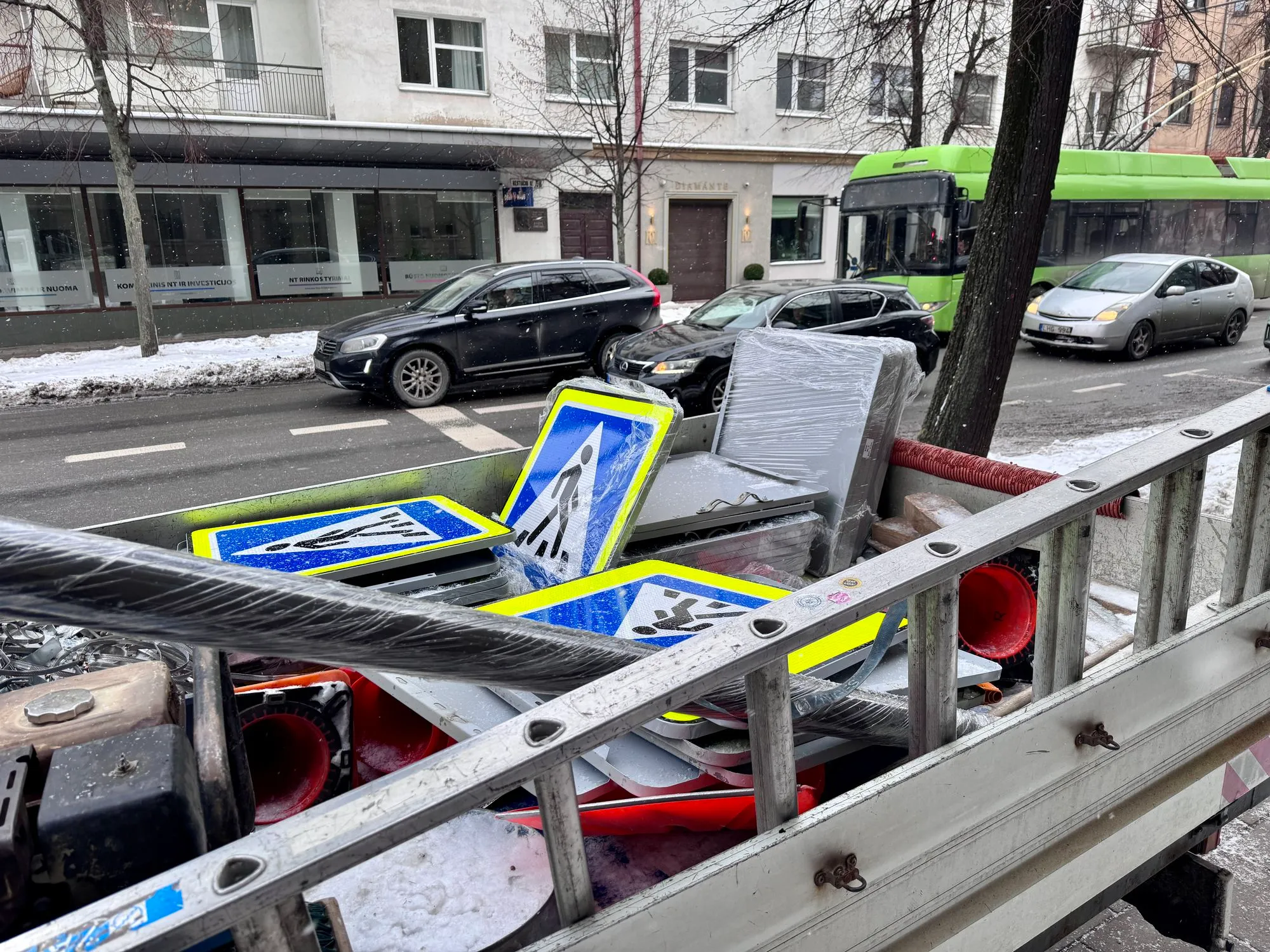 Keičiami kelio ženklai Kęstučio gatvėje / „Kas vyksta Kaune“ nuotr.