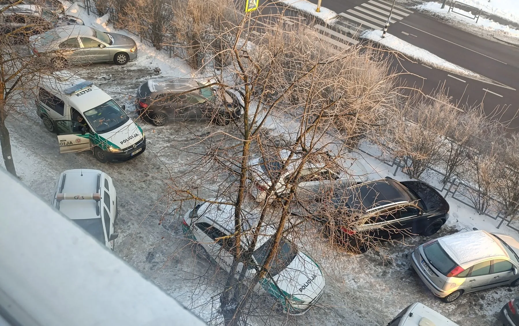 Policijos pareigūnai A. Juozapavičiaus pr. / Skaitytojo nuotr.