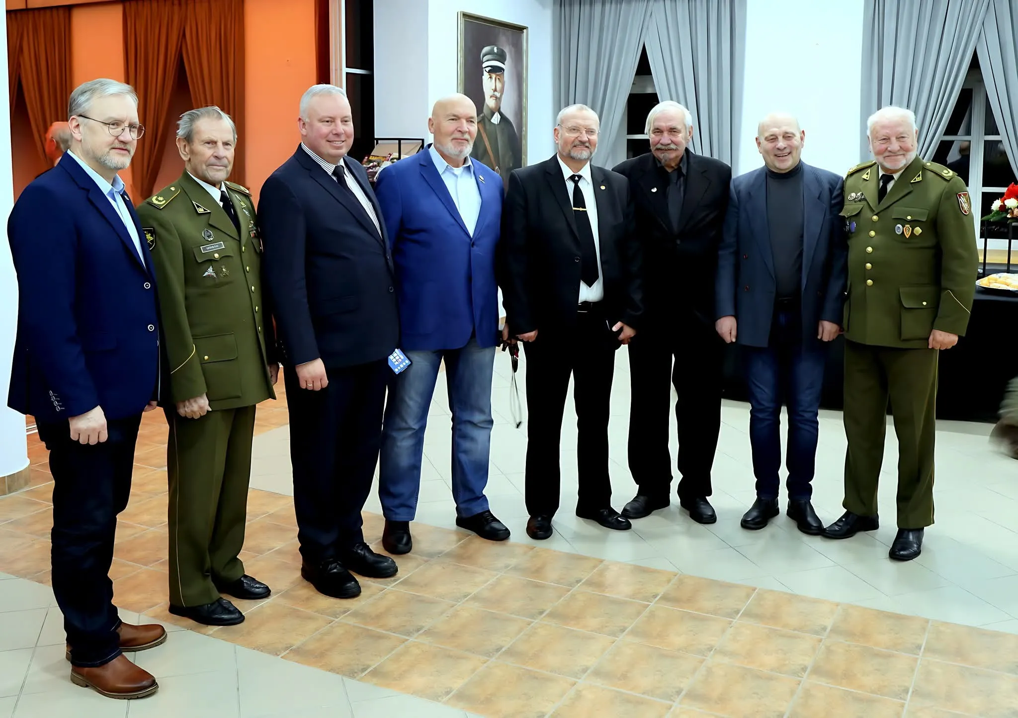 Nepriklausomybės gynėjas Gintas Vilkelis (ketvirtas iš kairės) su bendraminčiais. Asmeninio archyvo nuotr.