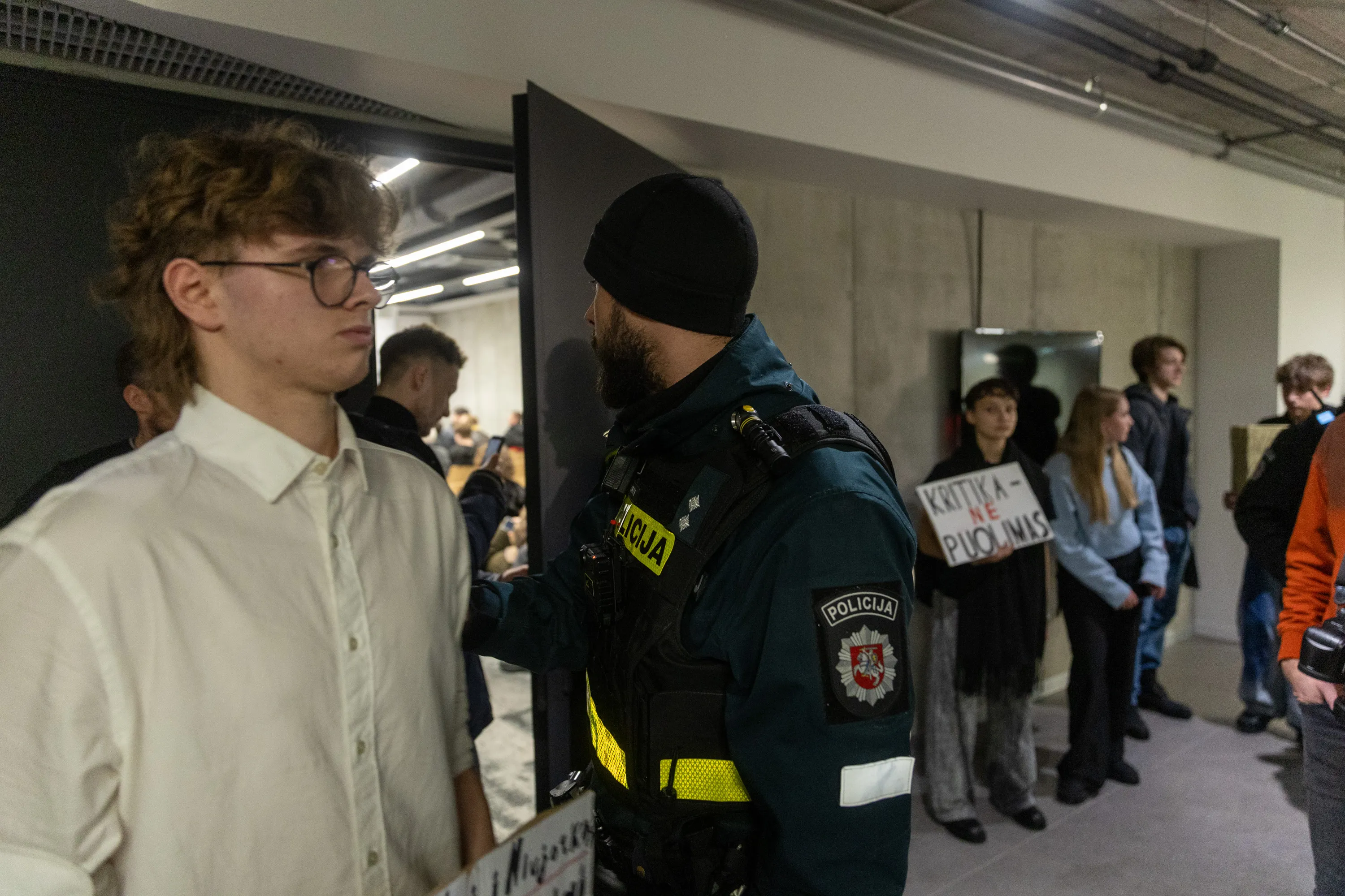 ELTA6116471 Vilnius, 2026 m. sausio 27 d. (ELTA). Susitikimas su LR Seimo nariais Remigijumi Žemaitaičiu, Sauliumi Bucevičiumi ir Artūru Skardžiumi. 2026.01.27 19:17:12. ELTA (ELTA)