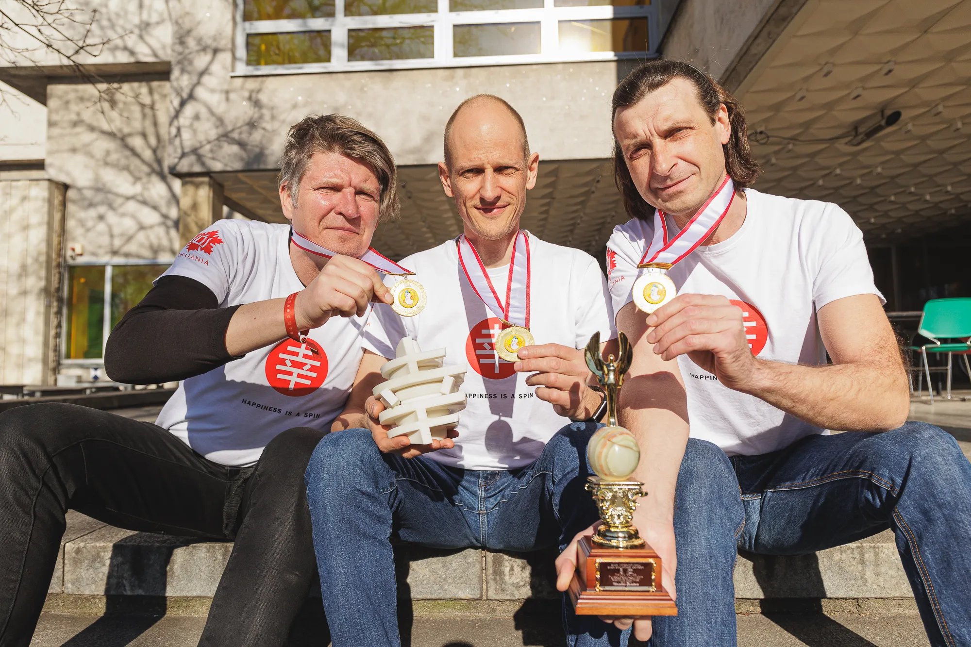 Sniego skulptoriai Tomas Petreikis, Artūras Burneika ir Simonas Šidlauskas./ R. Tenio nuotr.