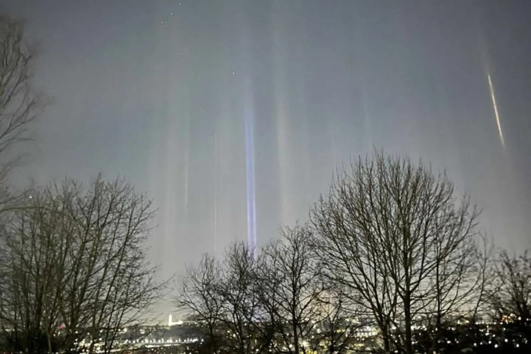 Šviesos stulpai / Skaitytojo nuotr.