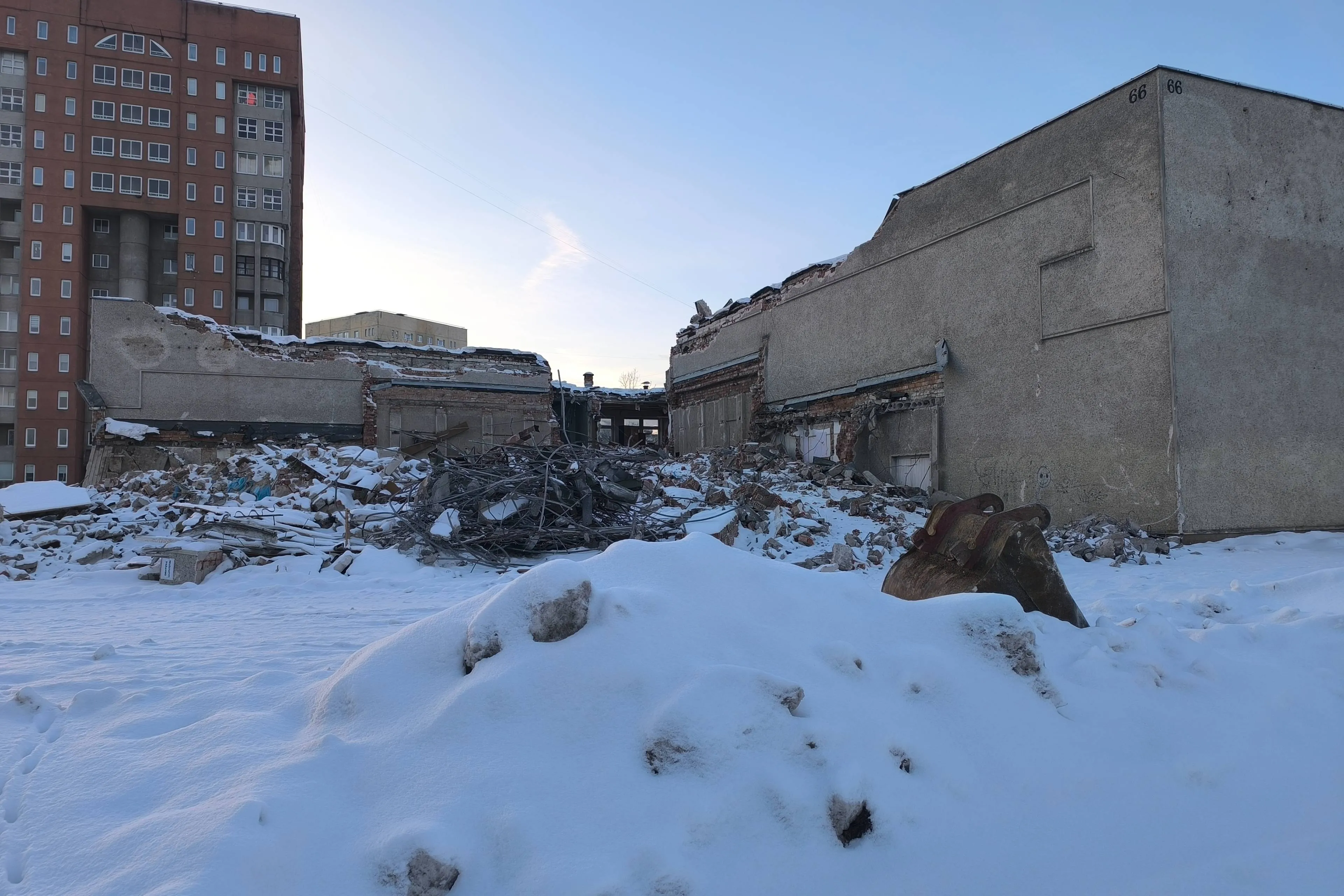 Griaunamas P. Lukšio g. 66 pastatas