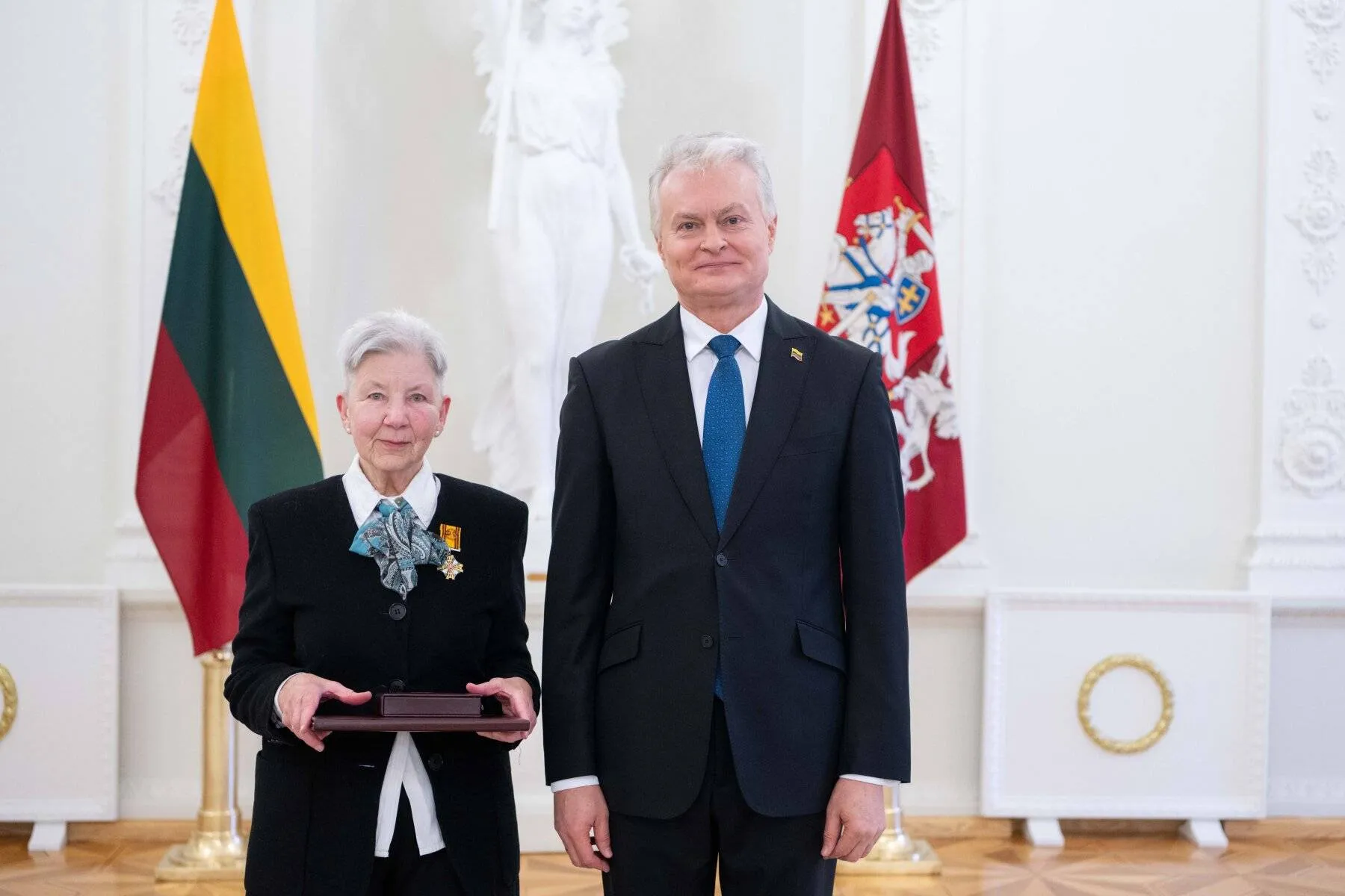 Prezidentas įteikė Valstybės apdovanojimus