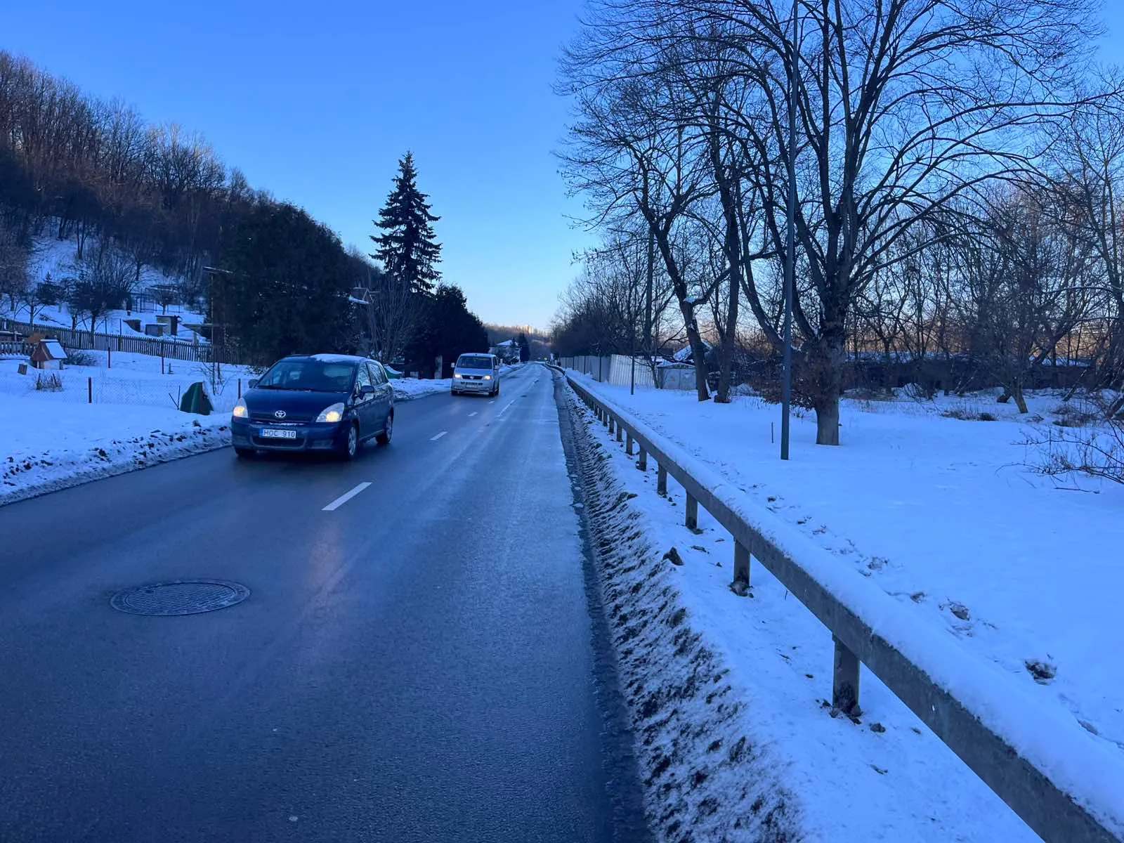 Nenuvalyti šaligatviai Švenčionių gatvėje