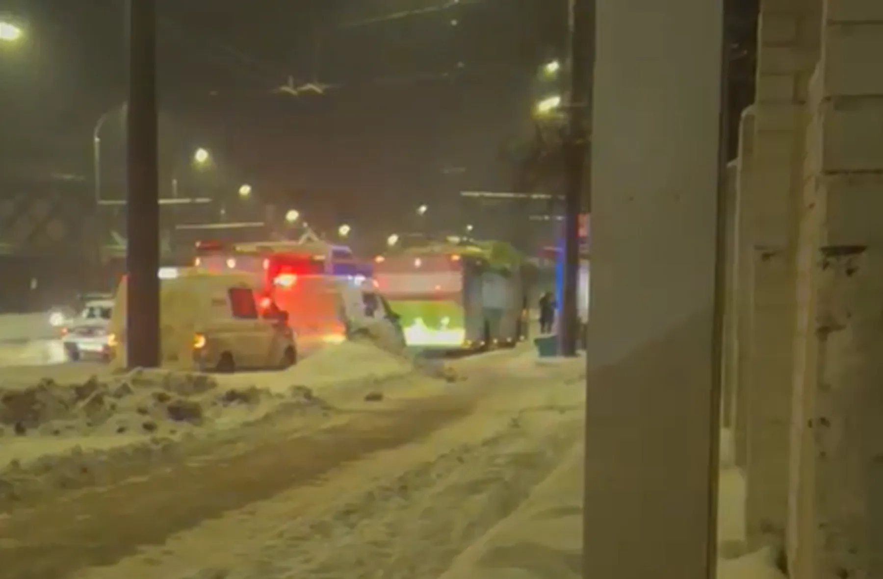 Kaune peršautas dar vieno troleibuso stiklas