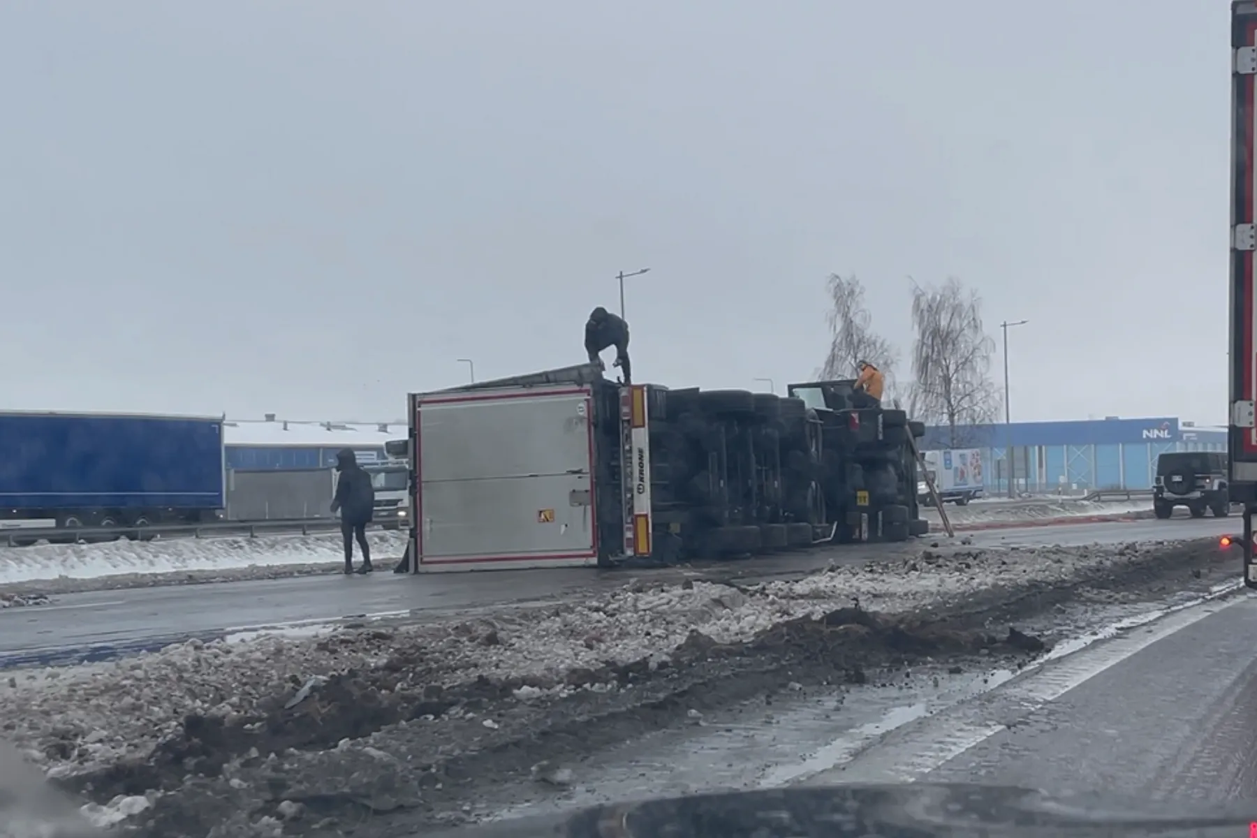 Apvirtęs sunkvežimis ties Garliava / Skaitytojų video stop kadras