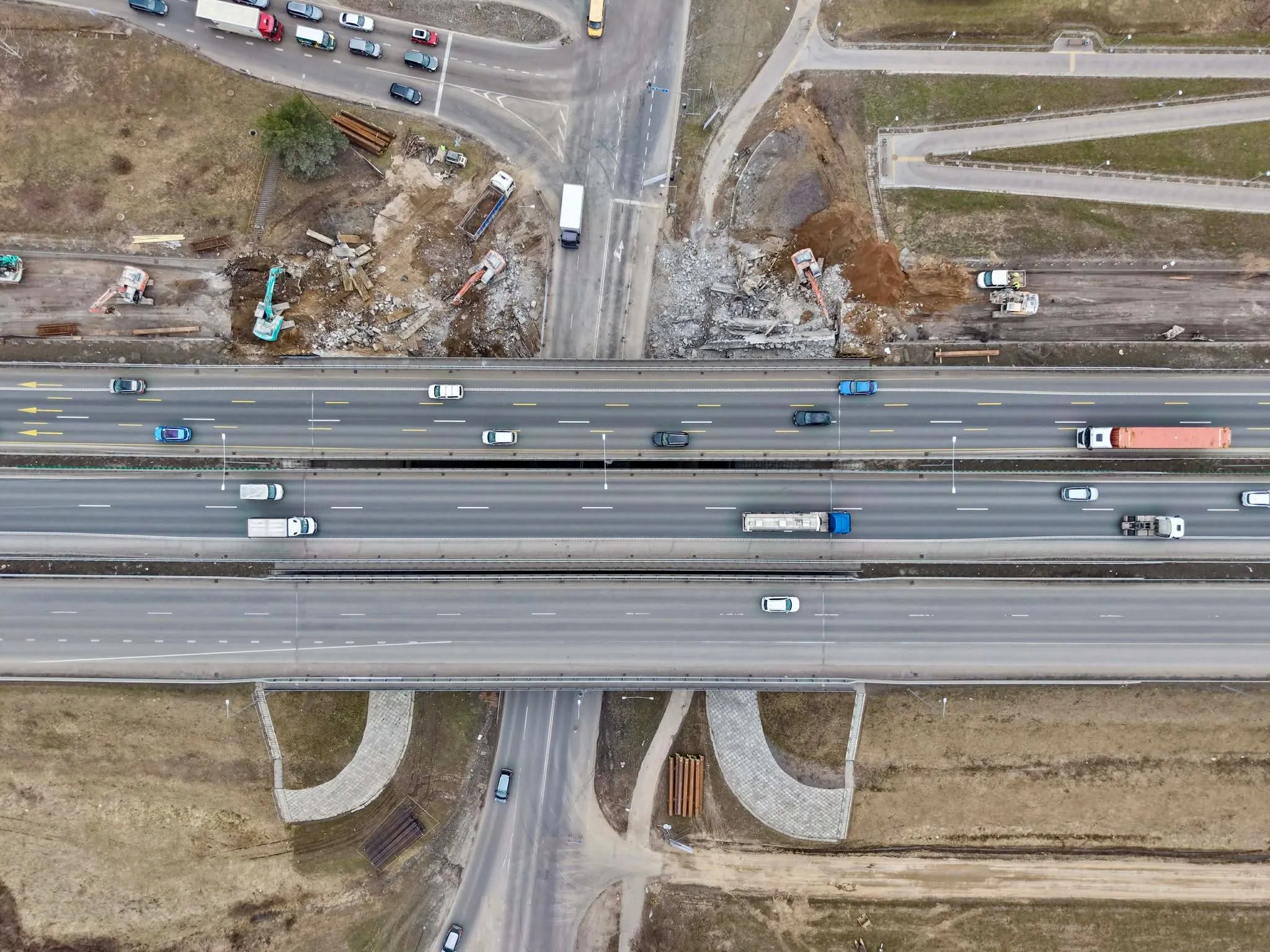 A1 viadukas virš Jonavos gatvės virto į šipulius