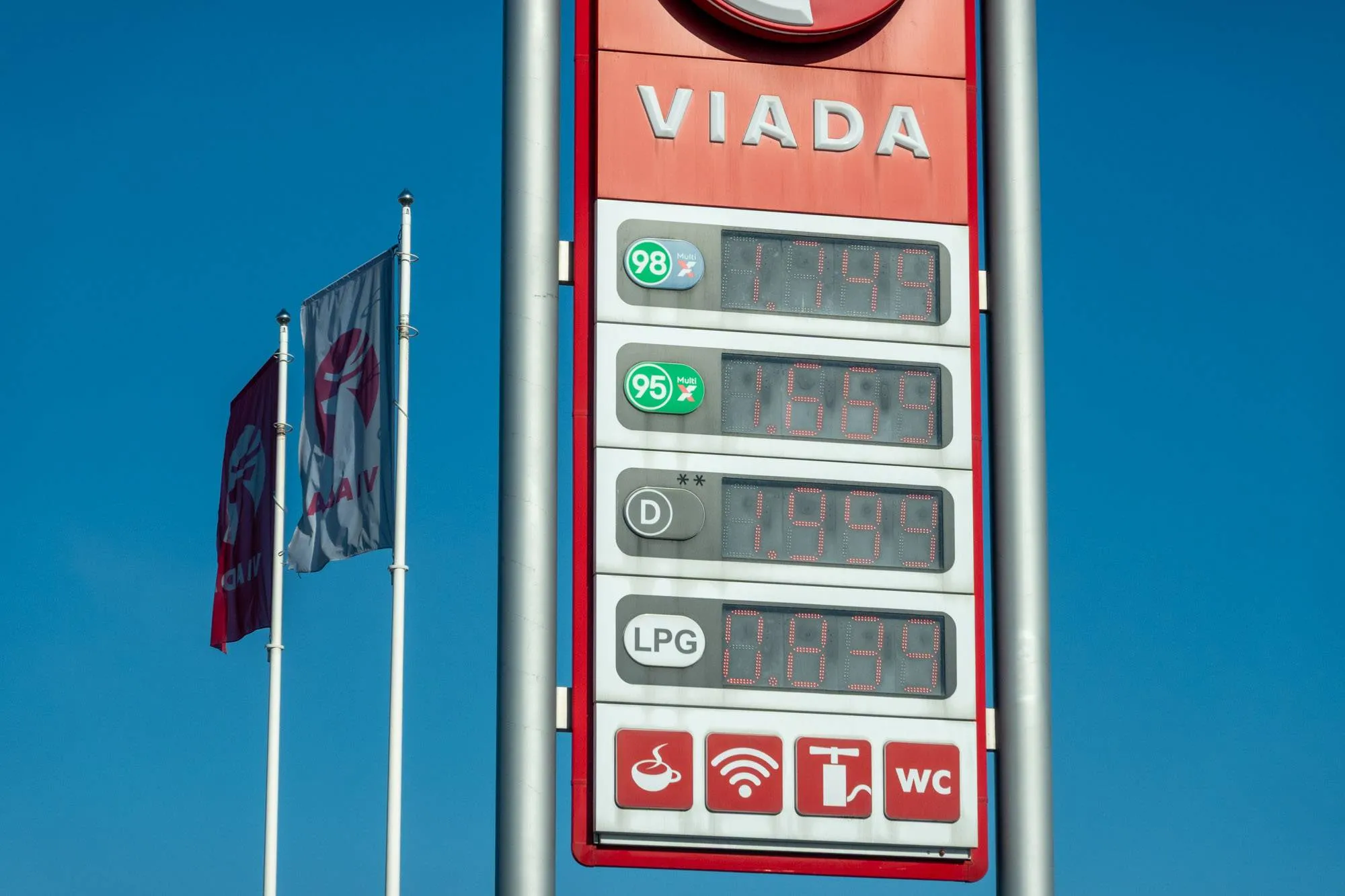 Ekonomikos ir inovacijų ministras nepritaria degalų kainų luboms