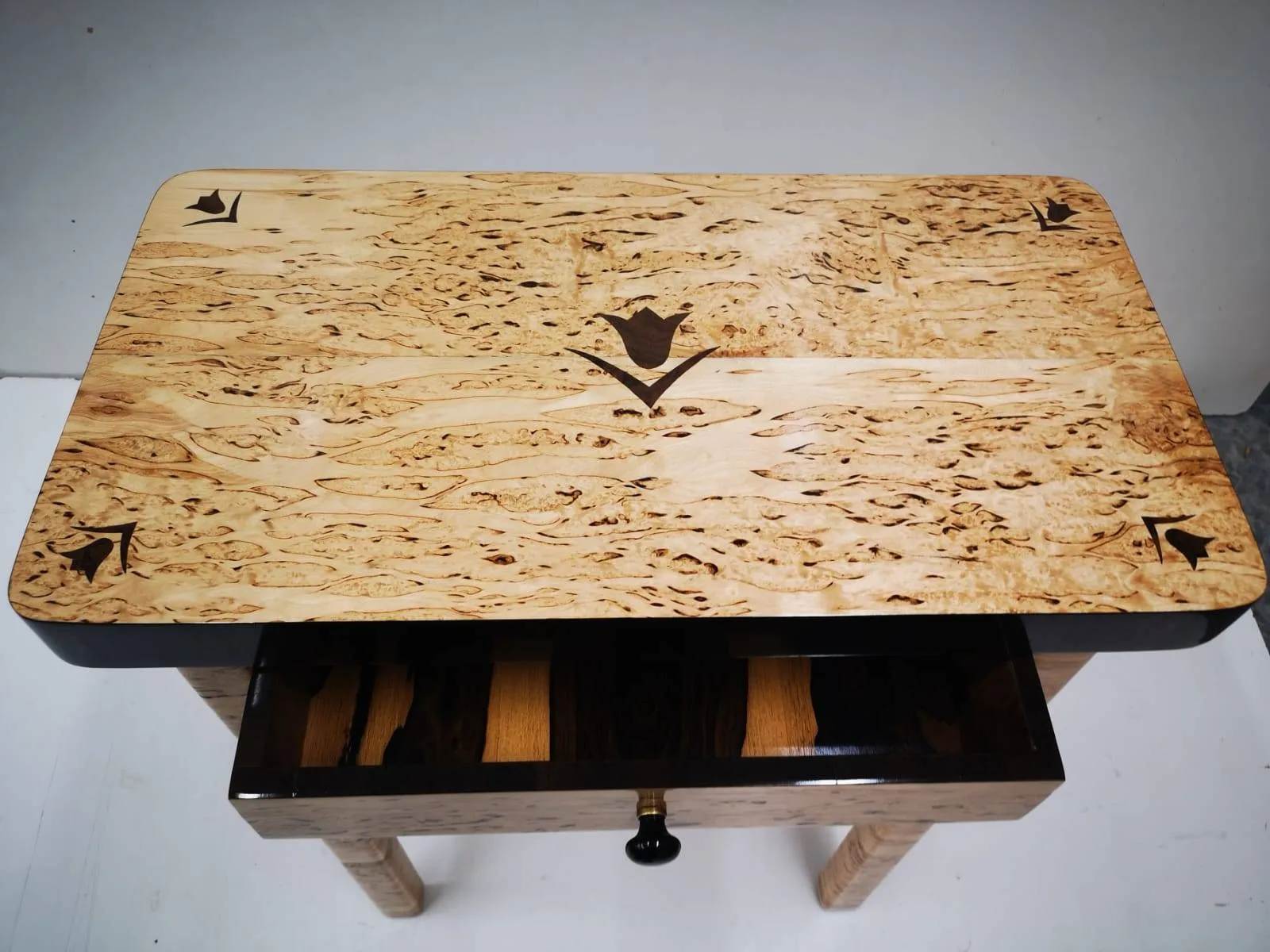 Baldų restauratoriaus A. Blažinauskio marketri technika puoštas baldas