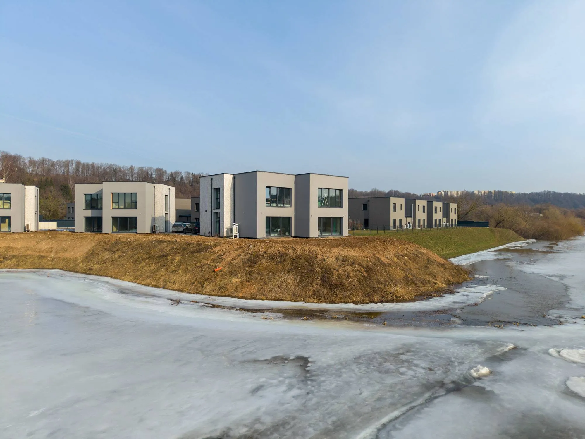 Nauji namai ant Neries kranto laukia pavasario