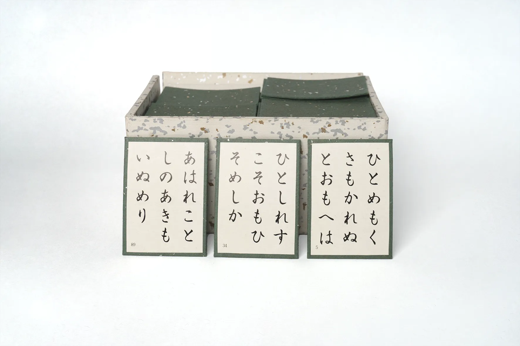 Tradicinis japonų kortų žaidimas Uta-garuta, paremtas „Hyakunin Isshu“ eilėraščių rinkiniu. Vienas iš parodos eksponatų.