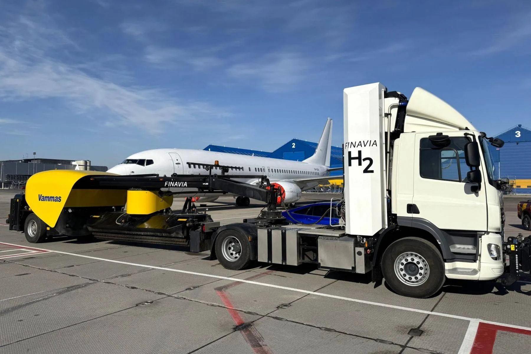 Vandeniliu varomas sunkvežimis Kauno oro uoste / LTOU nuotr.