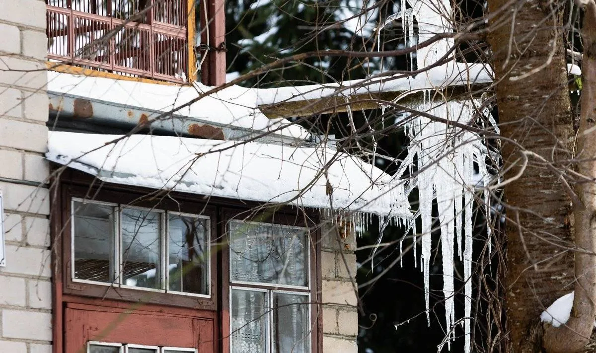 Žiema, namas, varvekliai