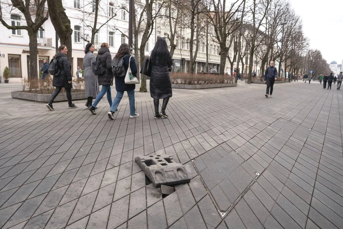 Laisvės alėjoje atsivėrė įgriuva