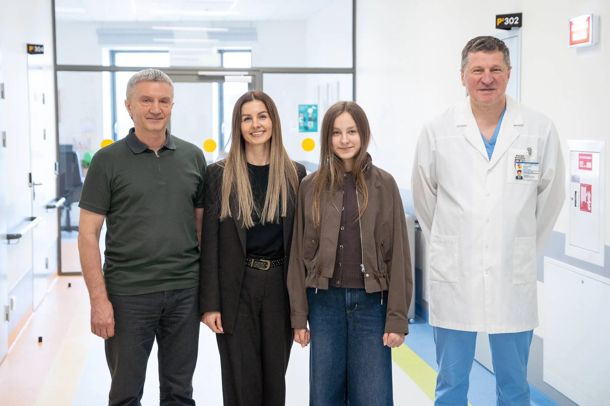 Pacientė Liepa su mama, gydytojais prof. Rimantu Kėvalu ir doc. Ryčiu Stasiu Kaupu