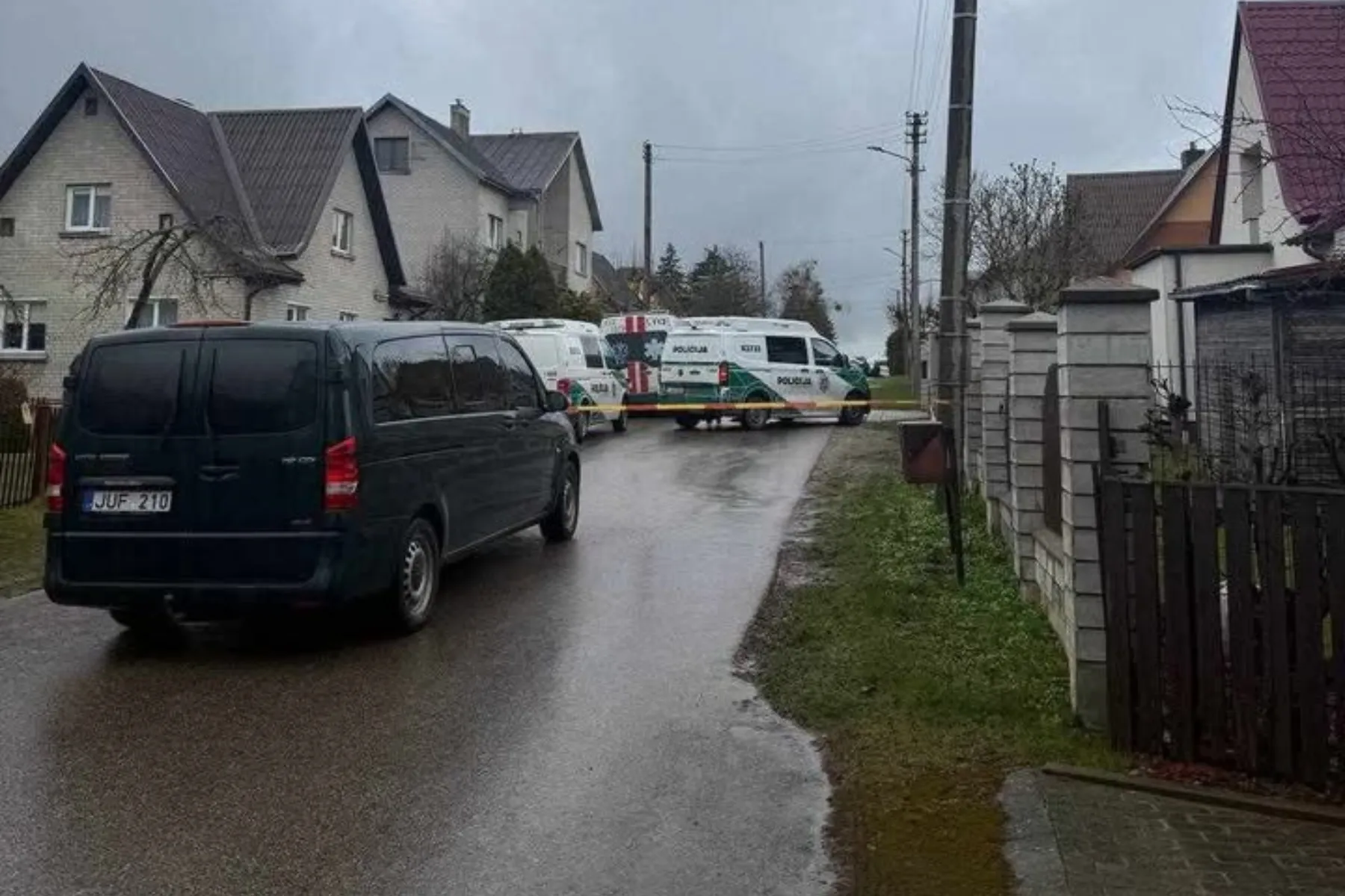 Policijos ir „Aro“ pareigūnai Sargėnuose, įvedus planą „Sulaikymas“