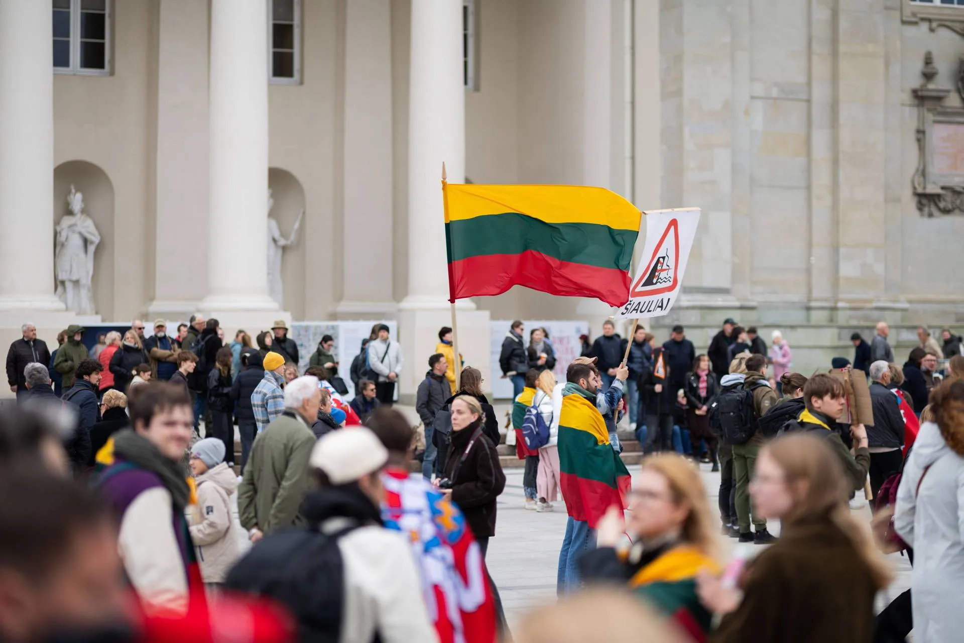 Protestas „Šalin rankas“ Katedros aikštėje