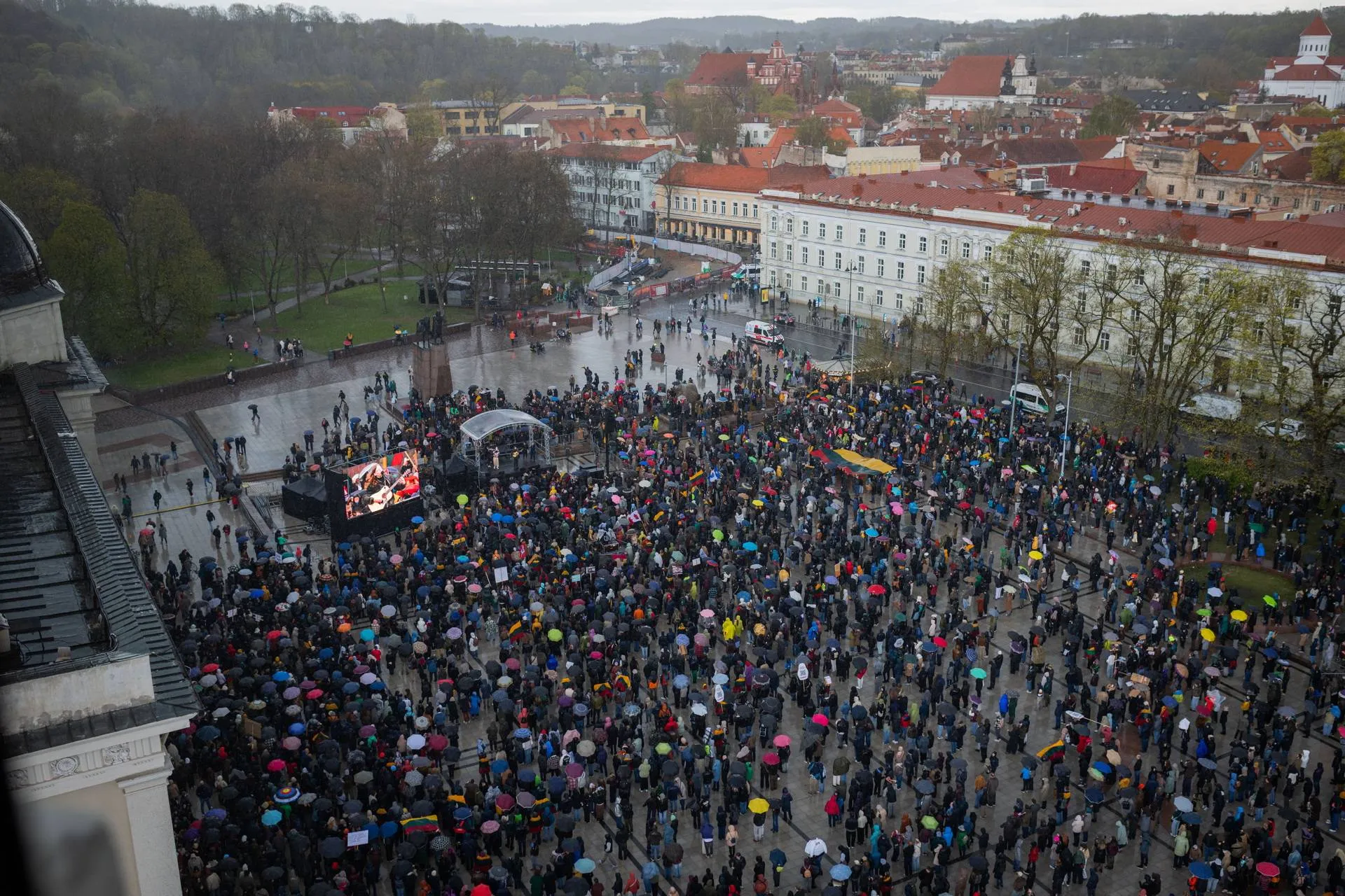 Protestas „Šalin rankas“ Katedros aikštėje