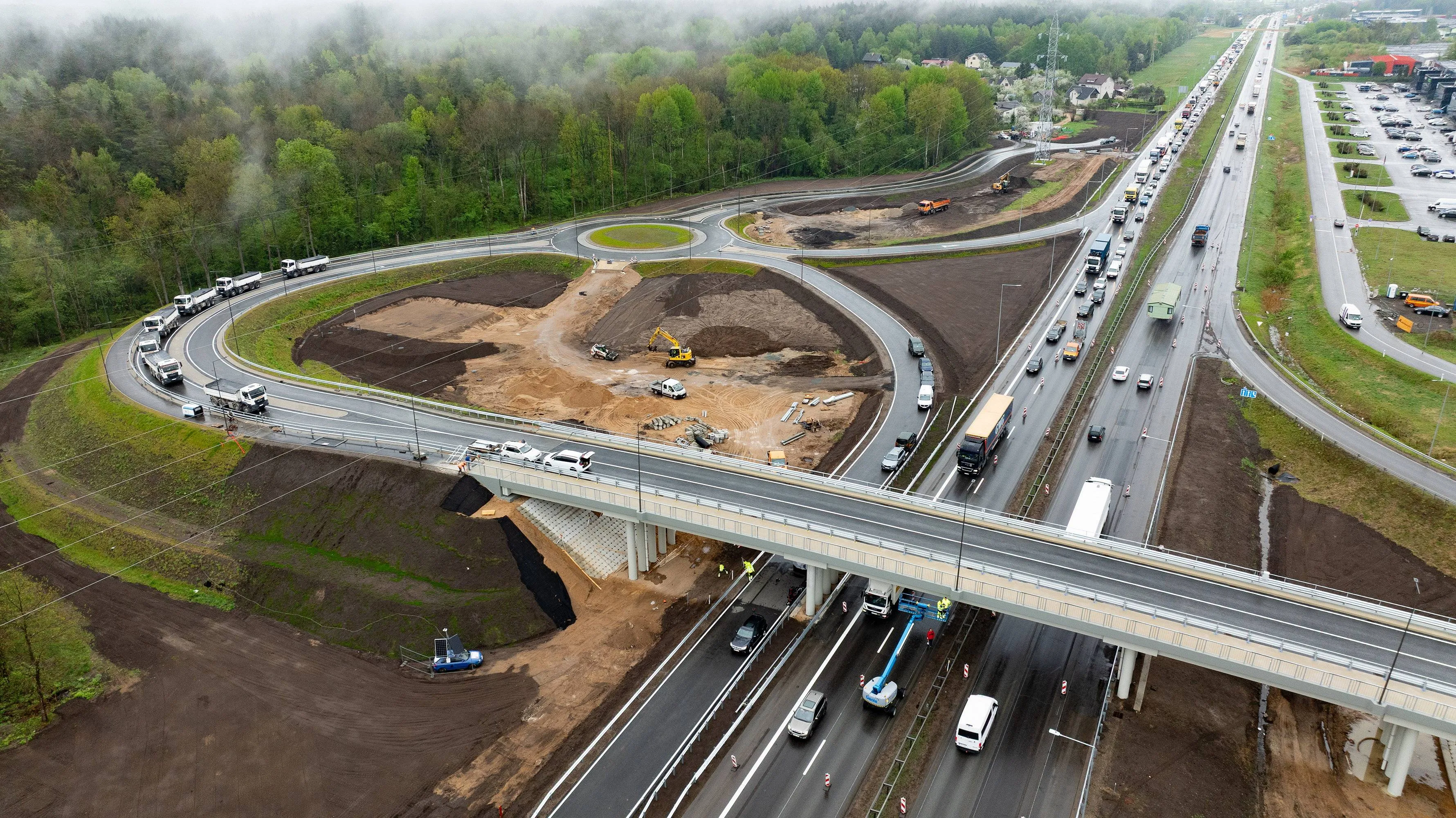Sunkiasvoris transportas išbandė naujojo viaduko tvirtumą
