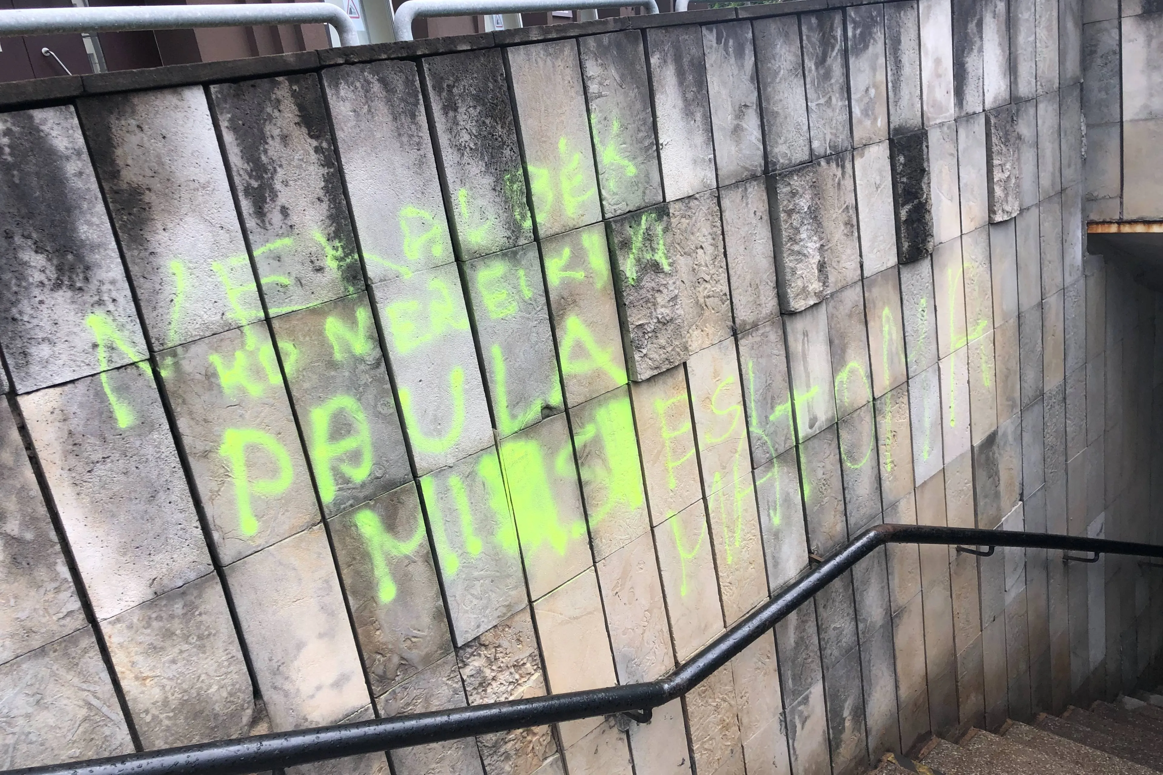 Užrašas perėjoje / Skaitytojo nuotr.