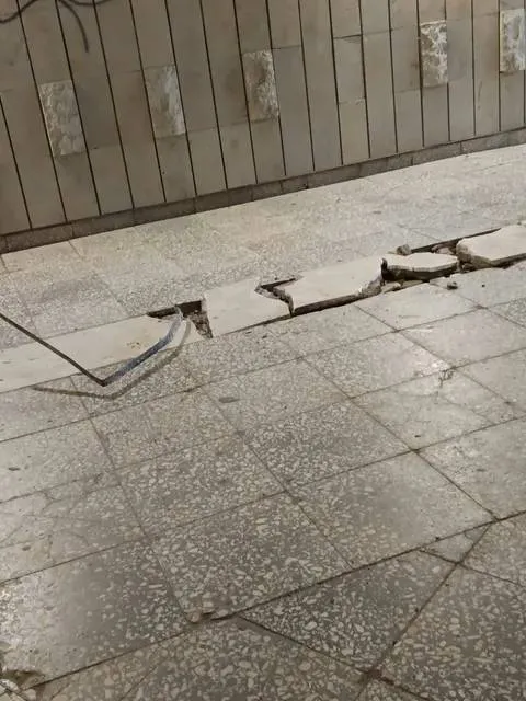 Apgadintas judrios požeminės pėsčiųjų perėjos grindinys