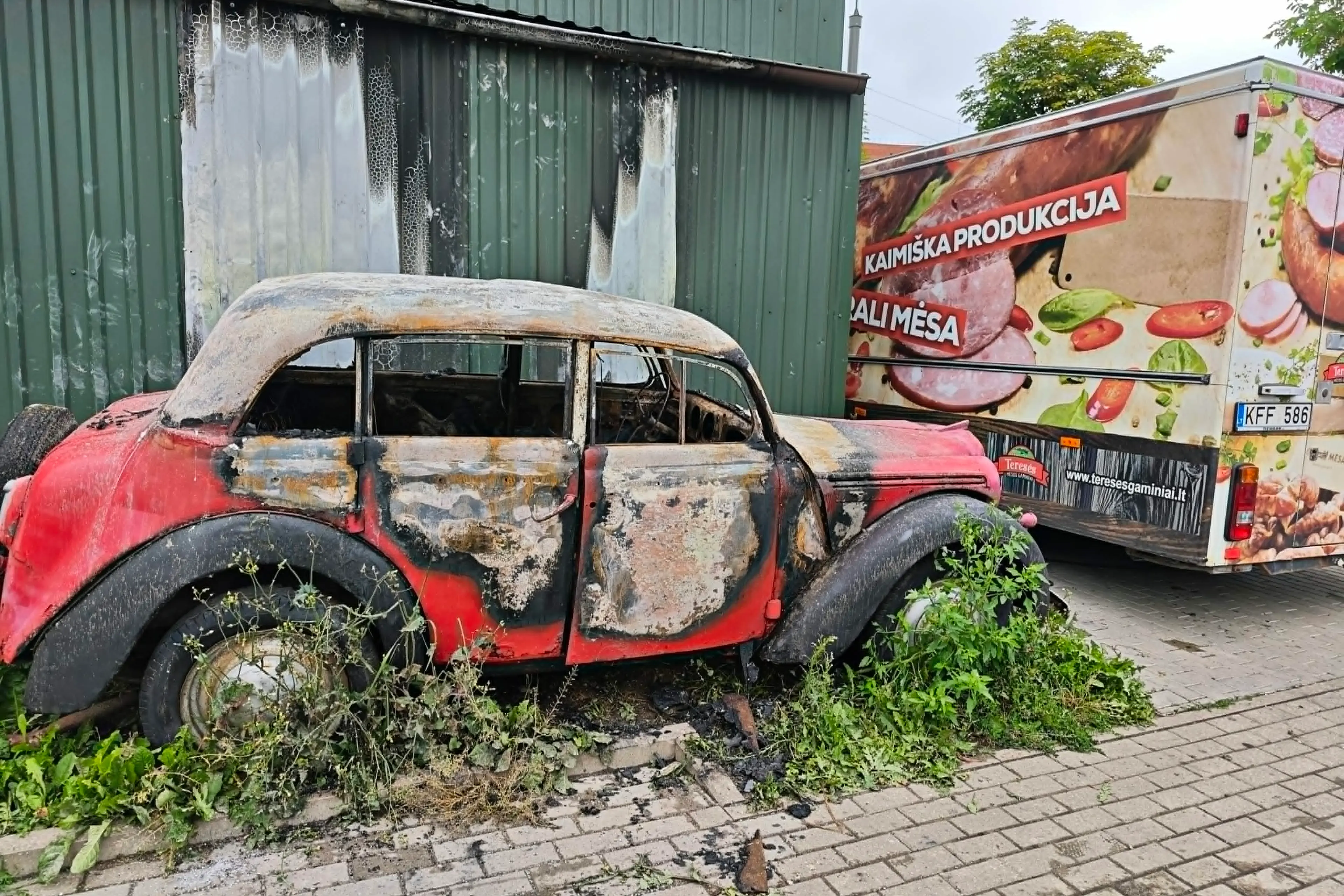 Degė „Tarp gėlių“ dekoratyvinis automobilis
