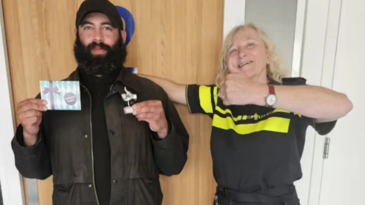 Dakloze man in Amsterdam vindt 2.000 euro cash en brengt het naar politiebureau