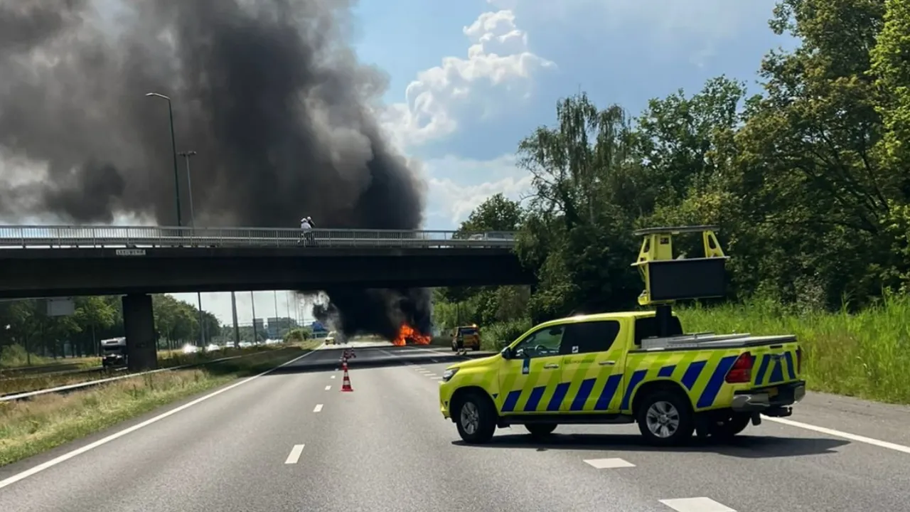 Partybus concert Guus Meeuwis in brand gevlogen: chauffeur net op tijd ontsnapt