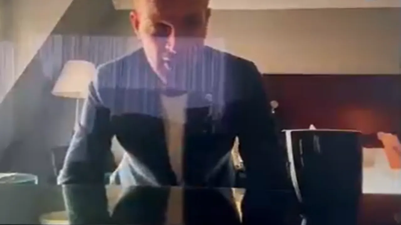Sportjournalist blundert op live tv: doet verslag vanuit hotelkamer met blote vrouw in beeld