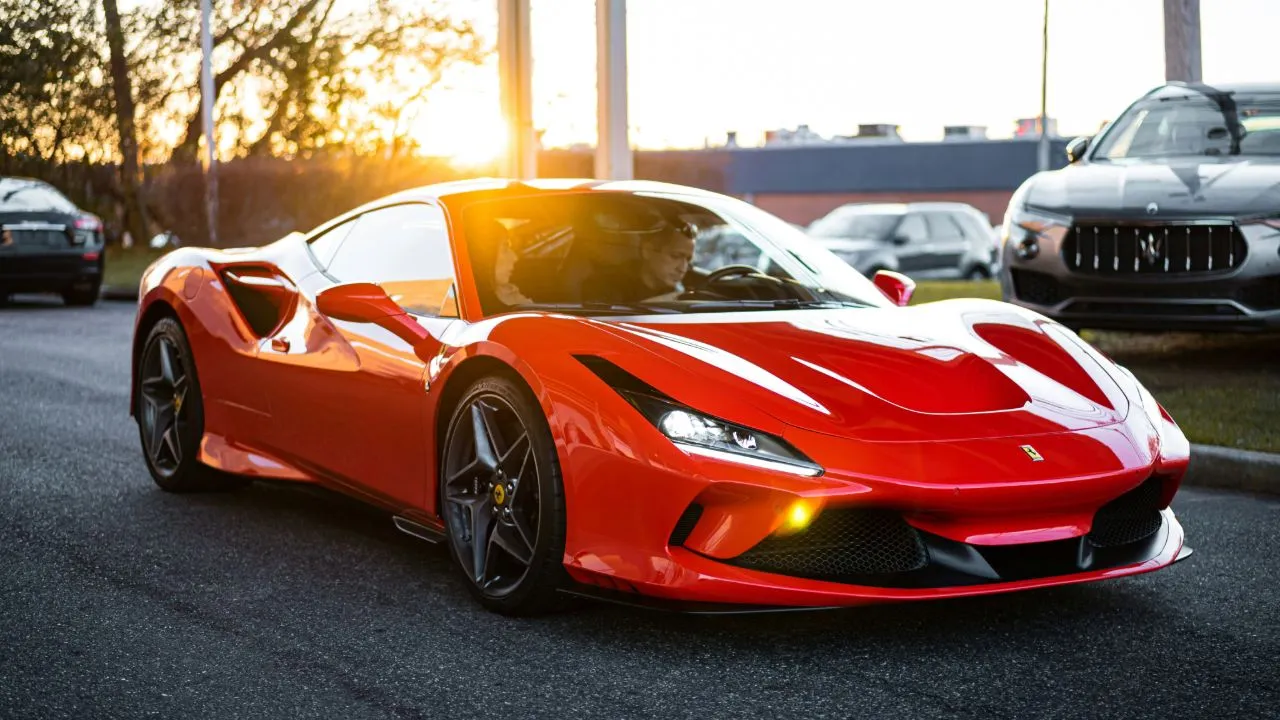 Ferrari's eerste elektrische auto kost minstens vijf ton