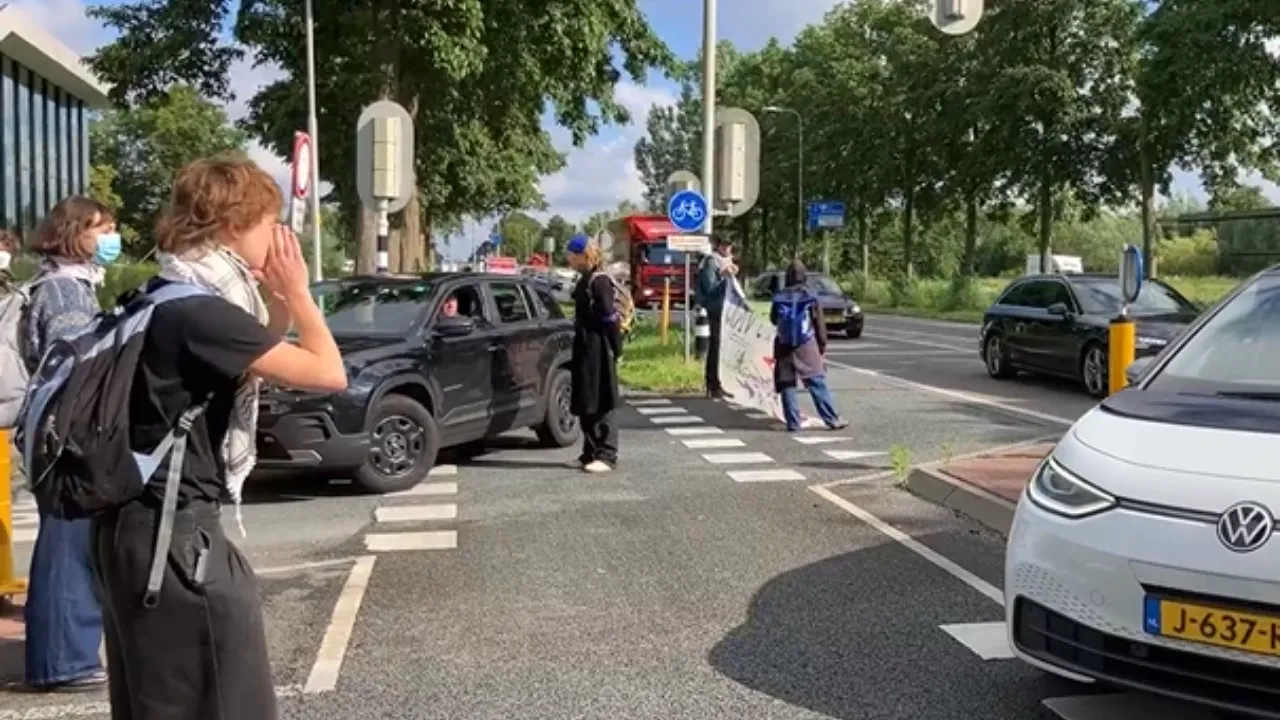 Pro-Palestijnse activisten blokkeren autoverkeer bij Universiteit Wageningen