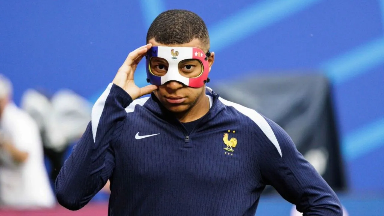 Mbappe laat zich voor het eerst met masker zien