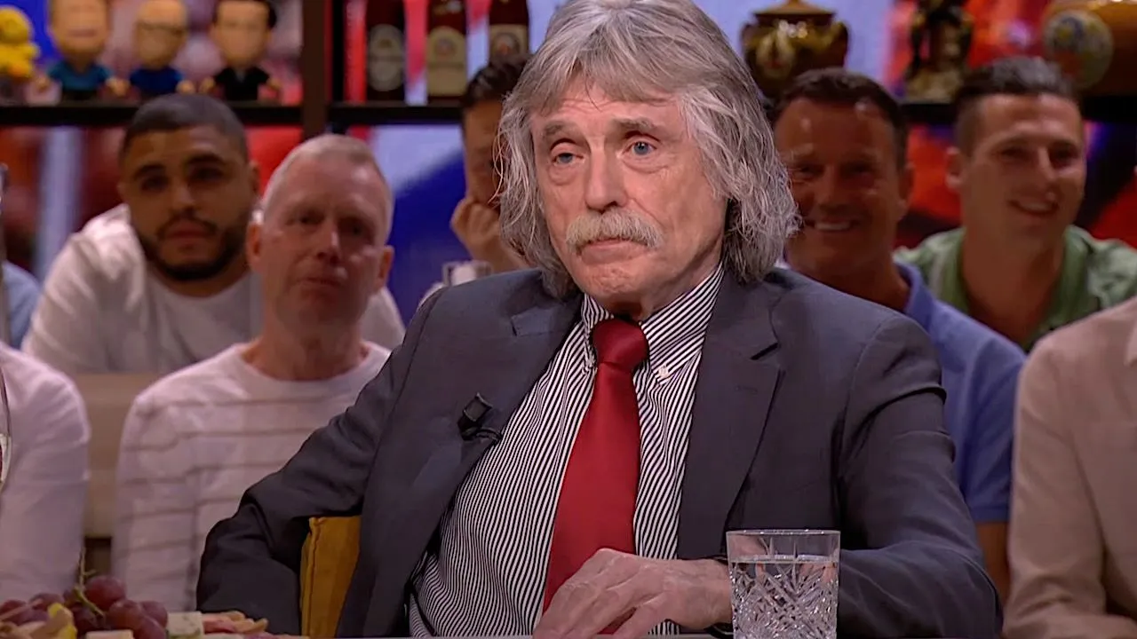Johan Derksen maakt live op tv zijn nieuwe baan bekend
