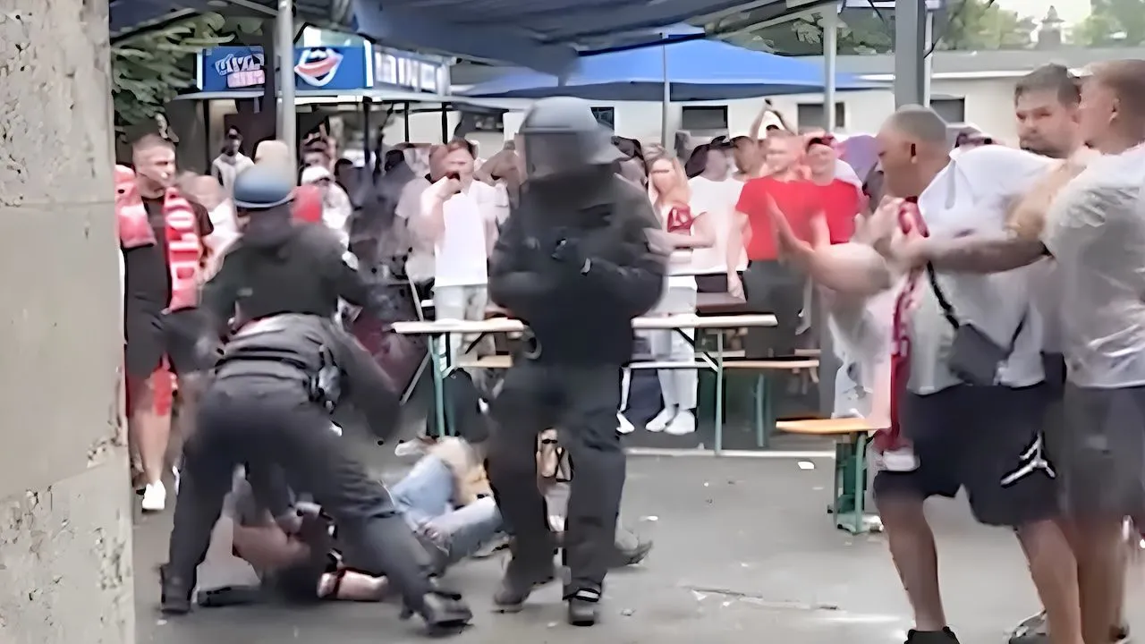 Beelden opgedoken van Duitse politie die Poolse fan neerhoekt
