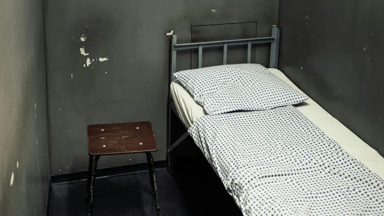 Bewaakster gearresteerd na intiem avondje met gevangene