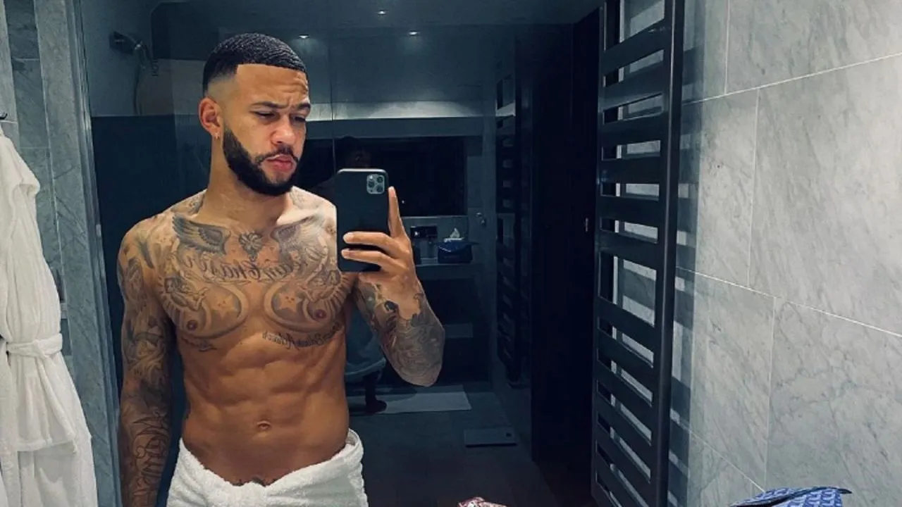 Turks supermodel lekt DM's van Memphis Depay