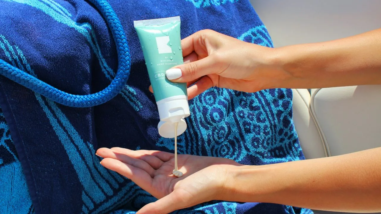 Dermatologen waarschuwen: vergeet niet om deze vier lichaamsdelen in te smeren