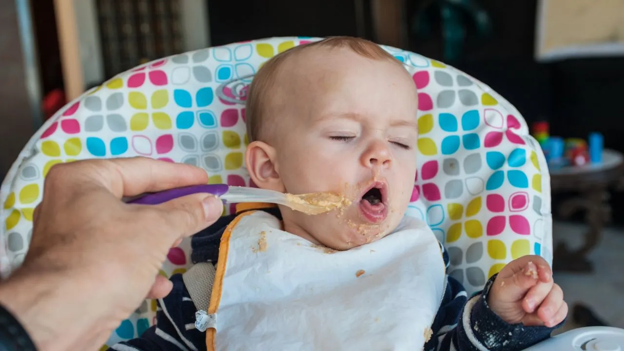 Onderzoek toont: lepelvoeding kan schadelijk zijn voor groei van baby's