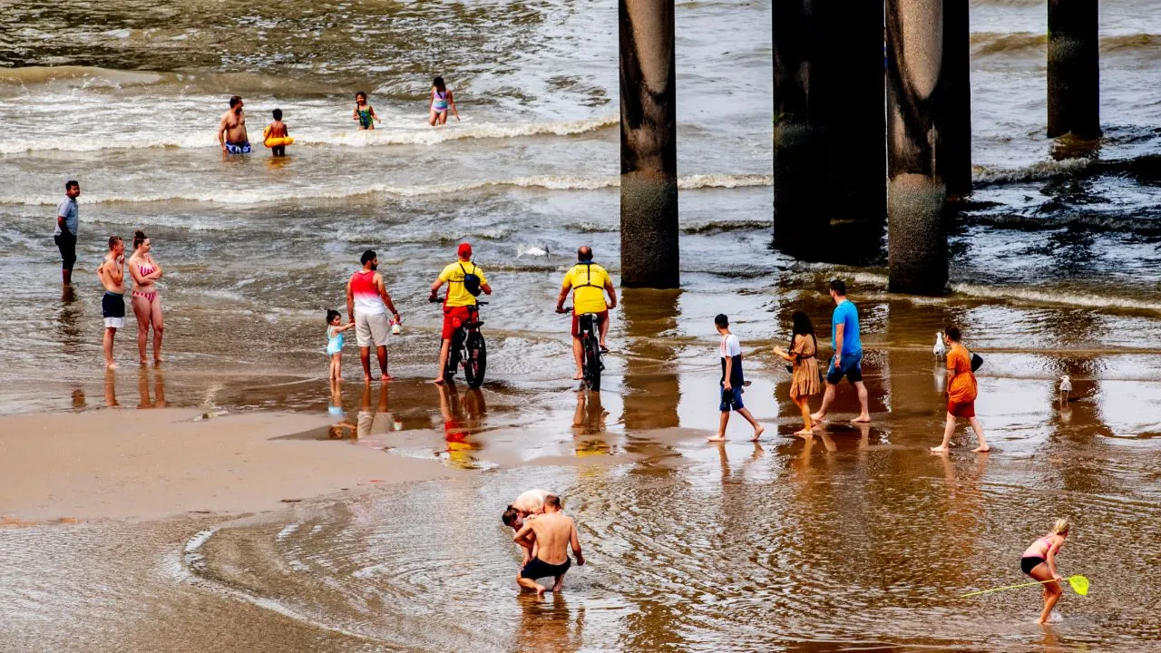 Jongen (13) die in Scheveningen uit zee werd gered alsnog overleden