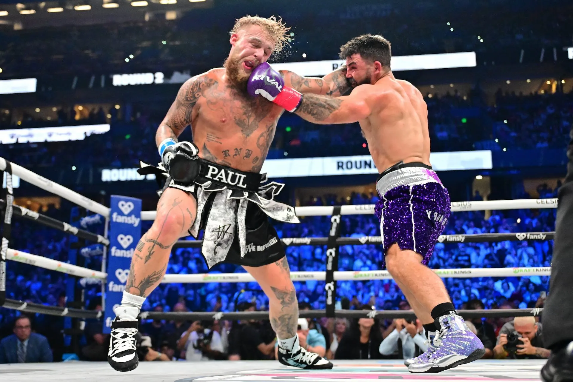 Beelden: Jake Paul slaat Mike Perry knockout