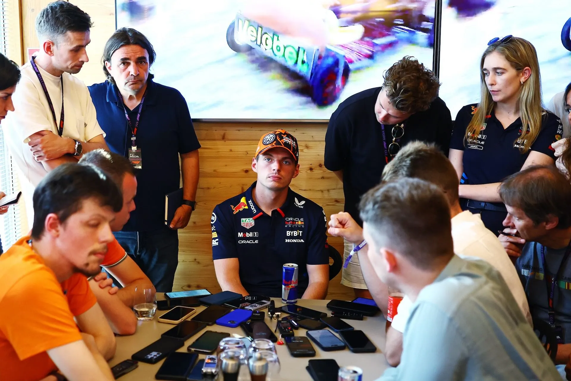 Max Verstappen gaat 6 keer helemaal los op de boordradio