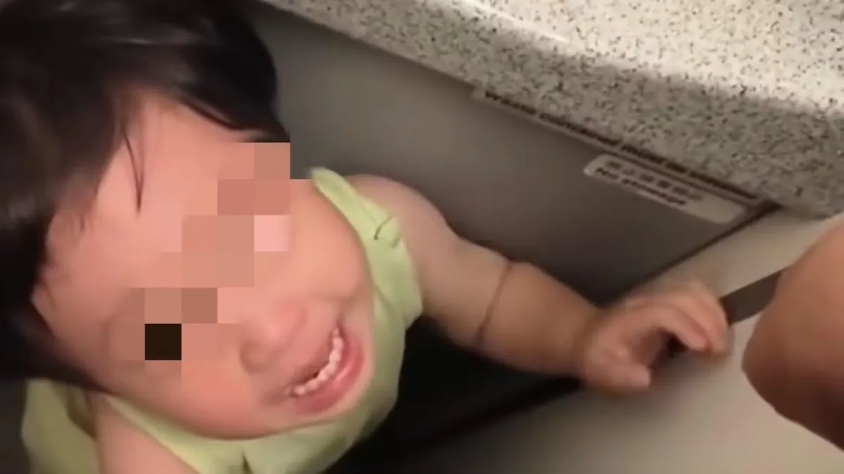 Passagiers sluiten huilend kind op in vliegtuigtoilet na ergernis om slecht gedrag