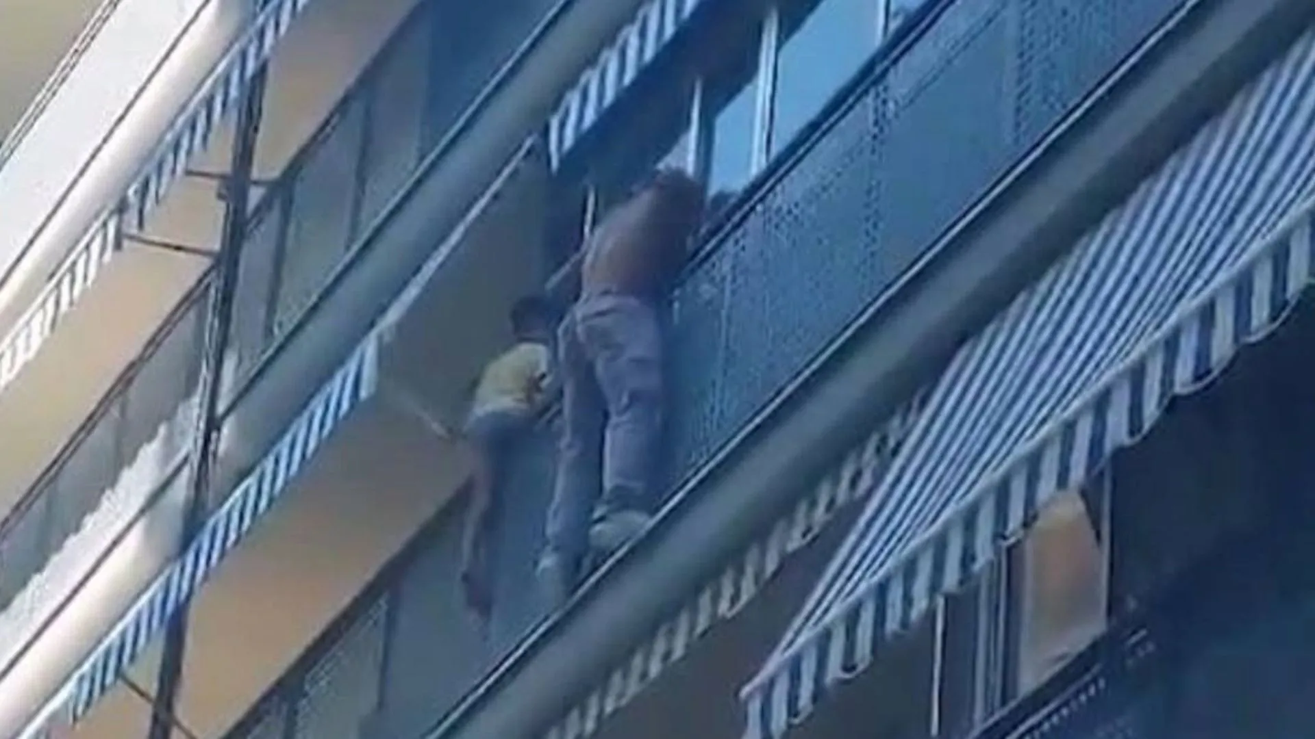 Migrant klimt met gevaar voor eigen leven uit raam om kind te redden