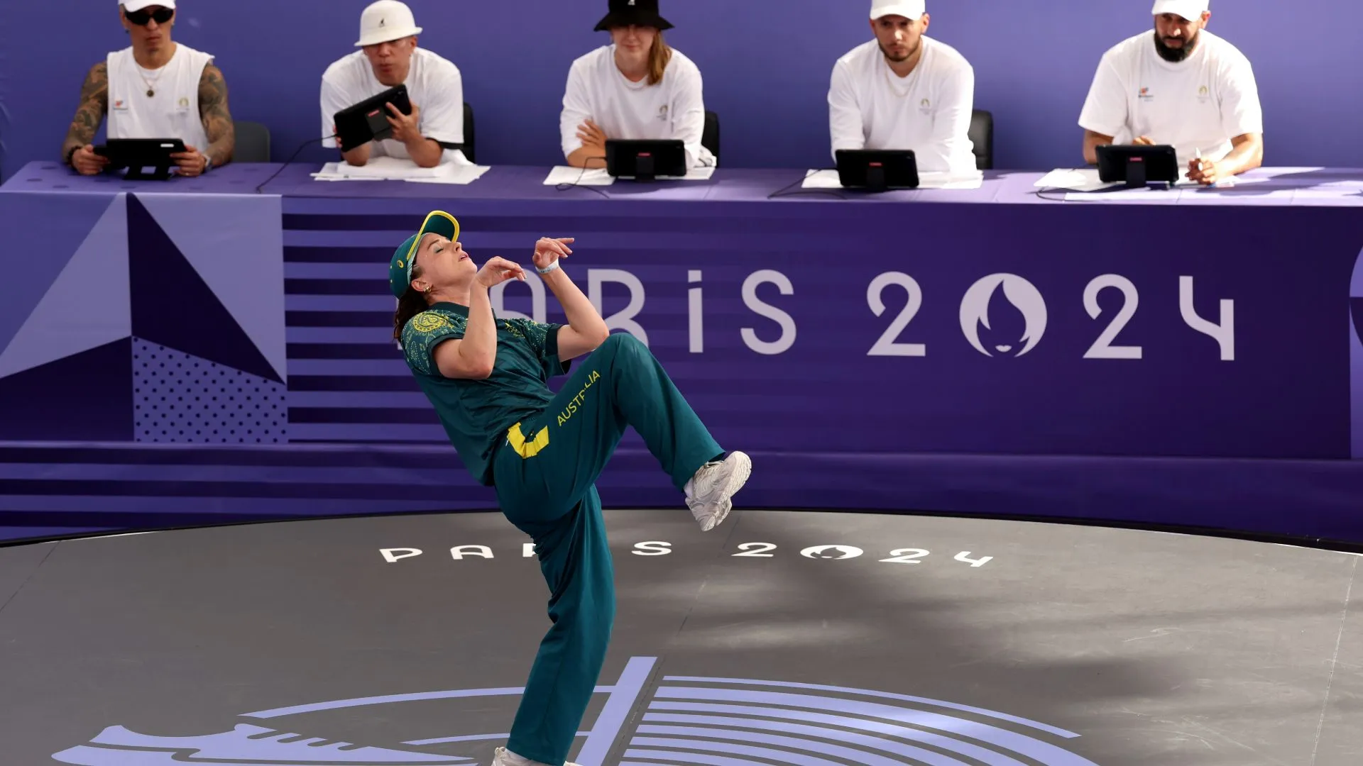 Olympisch breakdancer breekt het internet met bizar optreden: 'Dit moet een grap zijn'