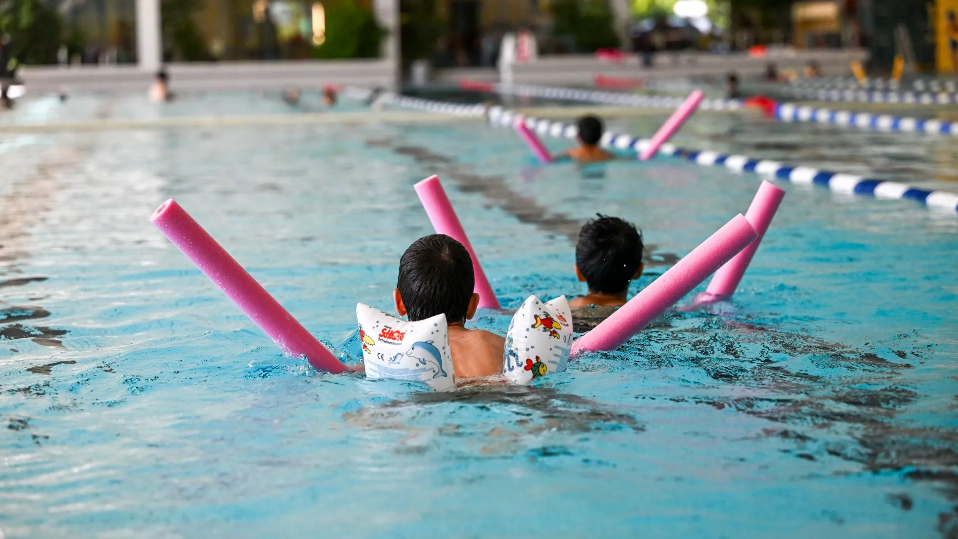 Zwemles steeds duurder: meer ouders doen kind niet op les