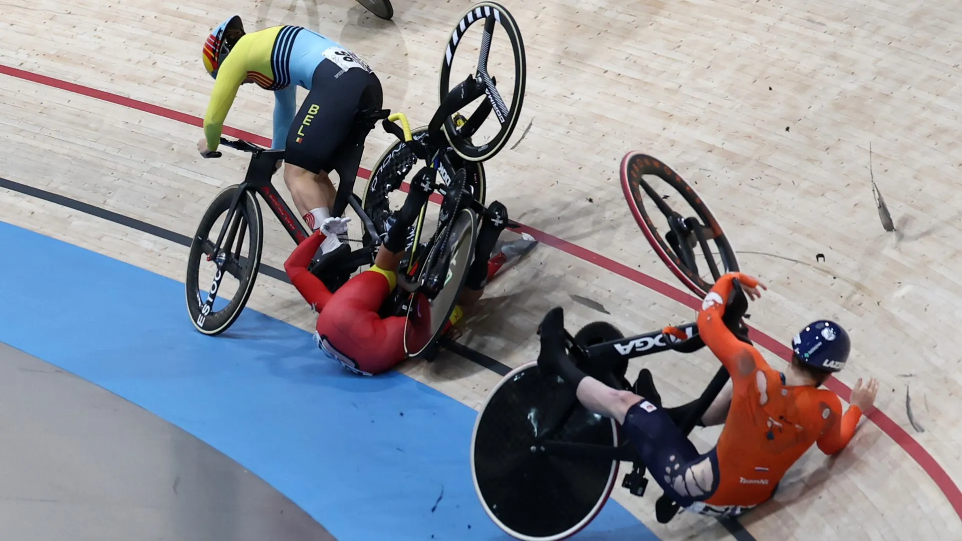 Nederlandse wielrenster veroorzaakt enorme crash op Olympische baan