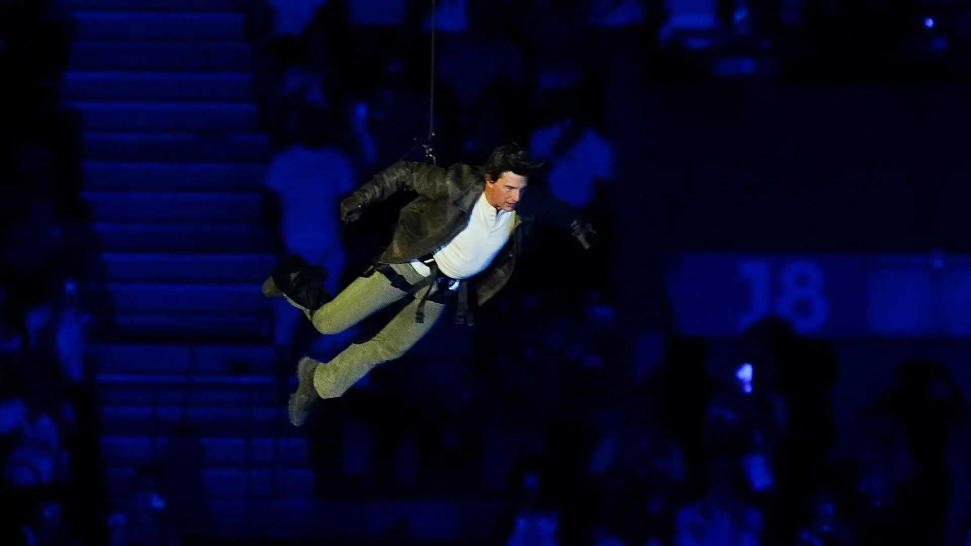 Tom Cruise (62) haalt halsbrekende stunt uit tijdens slot van de Olympische Spelen