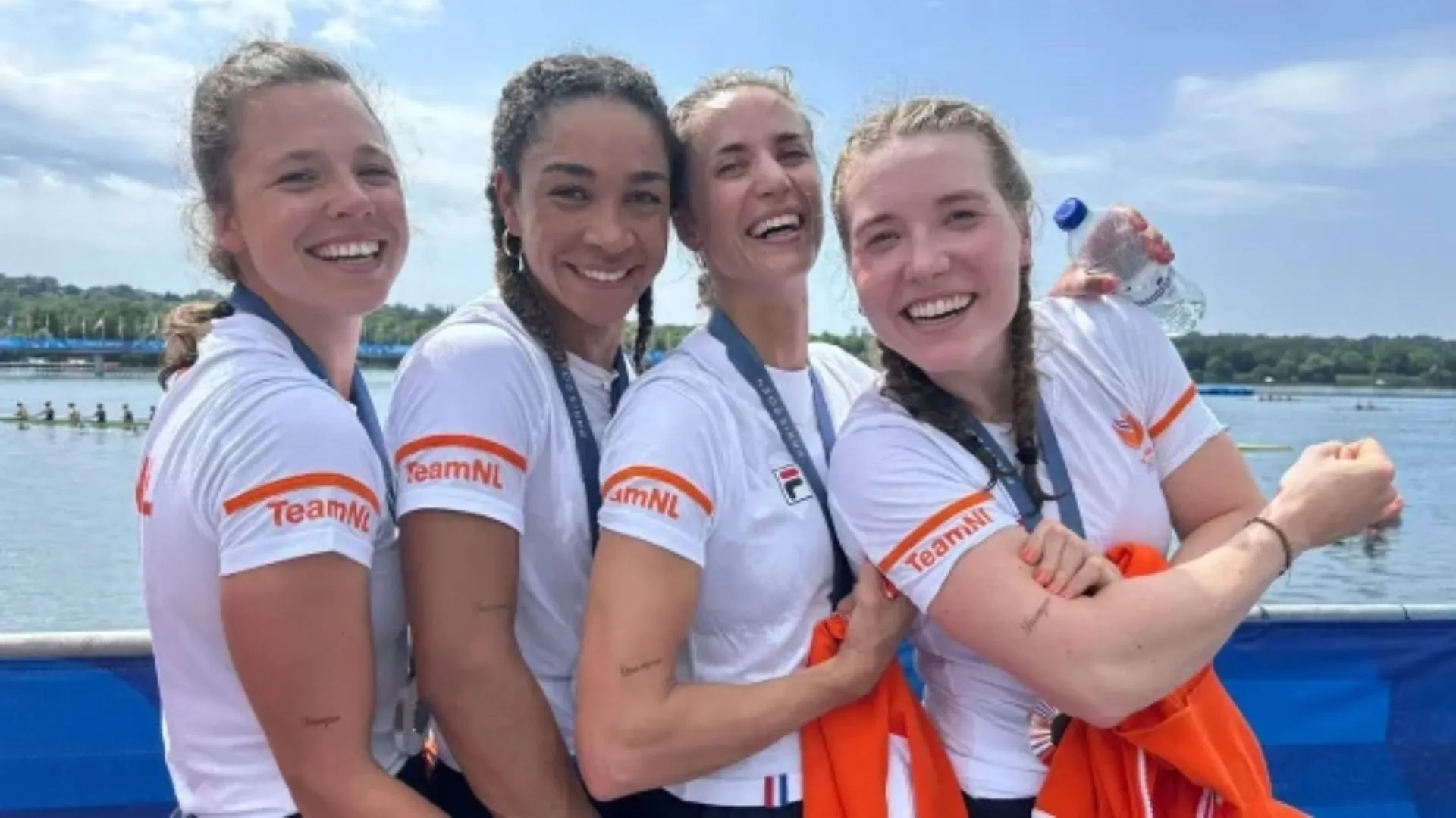 Nederlandse vrouwelijke roeiteam neemt gezamenlijke tattoo